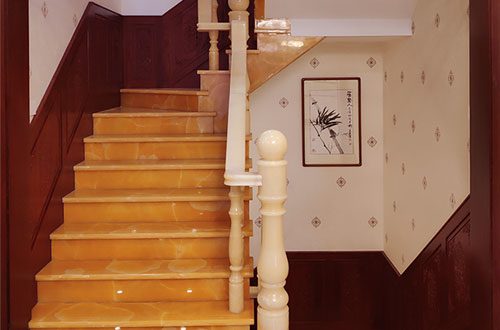 卡若中式别墅室内汉白玉石楼梯的定制安装装饰效果